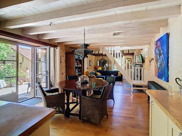 Joli ensemble en pierre avec gîte et piscine