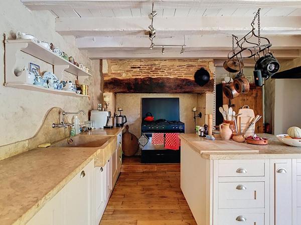 Joli ensemble en pierre avec gîte et piscine