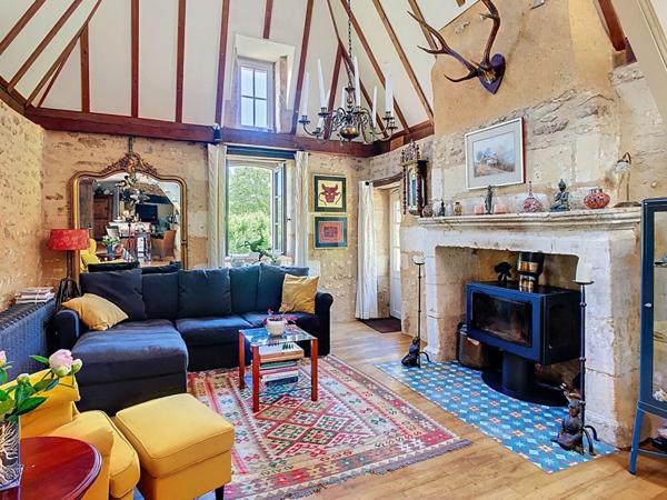 Joli ensemble en pierre avec gîte et piscine