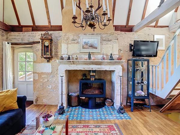 Joli ensemble en pierre avec gîte et piscine