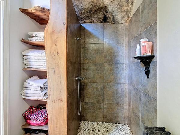 Joli ensemble en pierre avec gîte et piscine