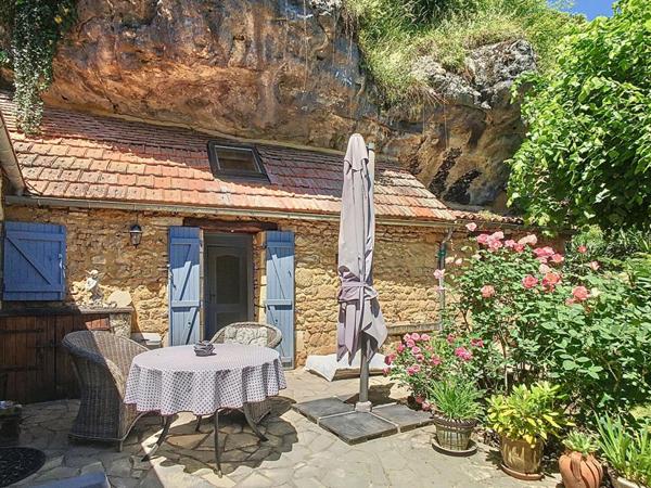 Joli ensemble en pierre avec gîte et piscine