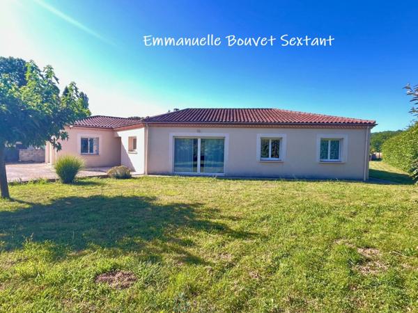 Maison contemporaine de plain-pied, 4 chambres, 2 sde, 2 wc, double-garage, 2000 m² de terrain