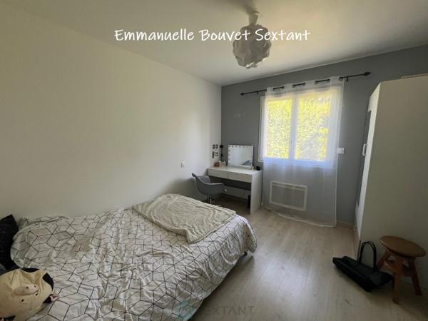 Maison contemporaine de plain-pied, 4 chambres, 2 sde, 2 wc, double-garage, 2000 m² de terrain
