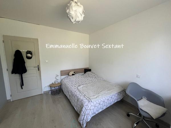 Maison contemporaine de plain-pied, 4 chambres, 2 sde, 2 wc, double-garage, 2000 m² de terrain