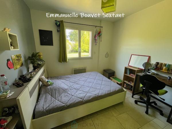 Maison contemporaine de plain-pied, 4 chambres, 2 sde, 2 wc, double-garage, 2000 m² de terrain
