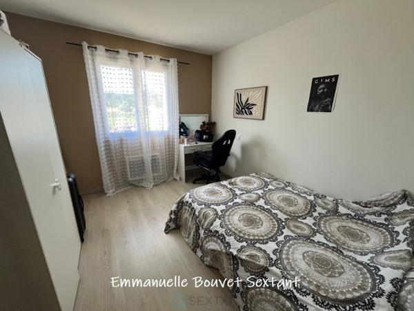 Maison contemporaine de plain-pied, 4 chambres, 2 sde, 2 wc, double-garage, 2000 m² de terrain