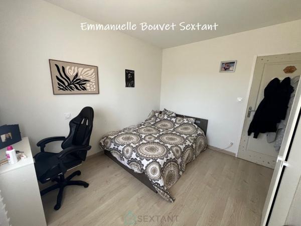 Maison contemporaine de plain-pied, 4 chambres, 2 sde, 2 wc, double-garage, 2000 m² de terrain