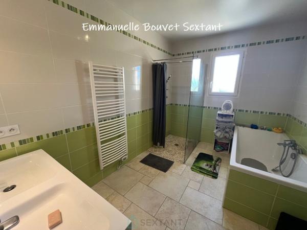 Maison contemporaine de plain-pied, 4 chambres, 2 sde, 2 wc, double-garage, 2000 m² de terrain