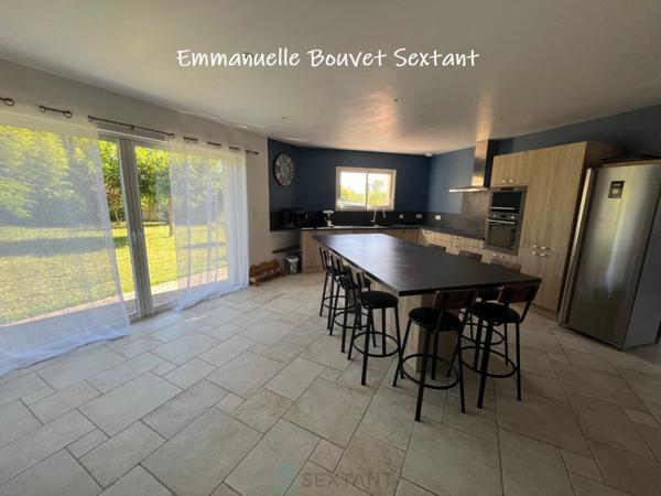Maison contemporaine de plain-pied, 4 chambres, 2 sde, 2 wc, double-garage, 2000 m² de terrain