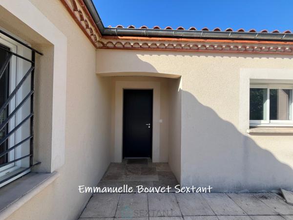 Maison contemporaine de plain-pied, 4 chambres, 2 sde, 2 wc, double-garage, 2000 m² de terrain