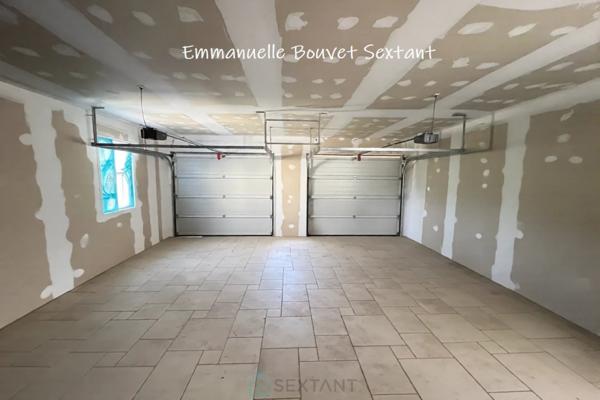 Maison contemporaine de plain-pied, 4 chambres, 2 sde, 2 wc, double-garage, 2000 m² de terrain