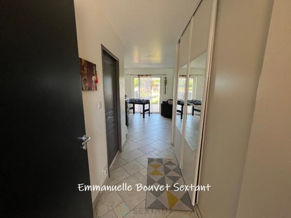 Maison contemporaine de plain-pied, 4 chambres, 2 sde, 2 wc, double-garage, 2000 m² de terrain