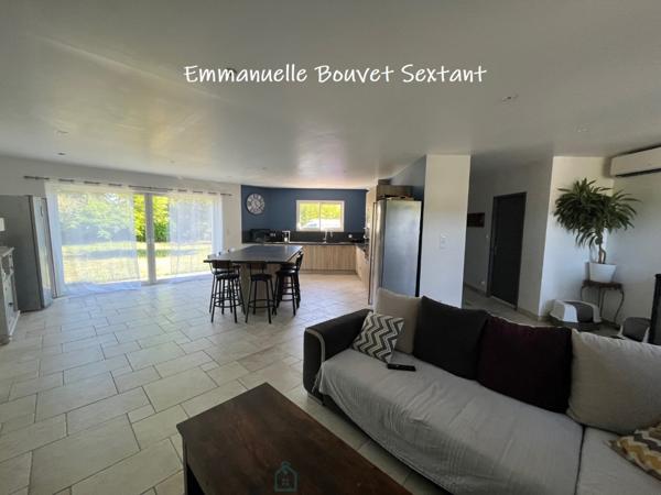 Maison contemporaine de plain-pied, 4 chambres, 2 sde, 2 wc, double-garage, 2000 m² de terrain
