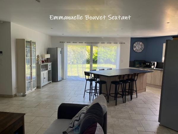 Maison contemporaine de plain-pied, 4 chambres, 2 sde, 2 wc, double-garage, 2000 m² de terrain