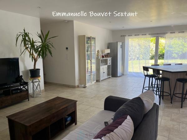 Maison contemporaine de plain-pied, 4 chambres, 2 sde, 2 wc, double-garage, 2000 m² de terrain