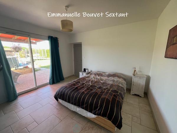 Maison contemporaine de plain-pied, 4 chambres, 2 sde, 2 wc, double-garage, 2000 m² de terrain