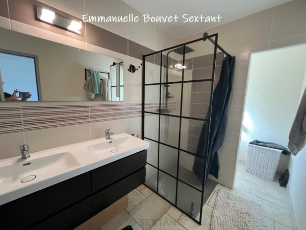 Maison contemporaine de plain-pied, 4 chambres, 2 sde, 2 wc, double-garage, 2000 m² de terrain
