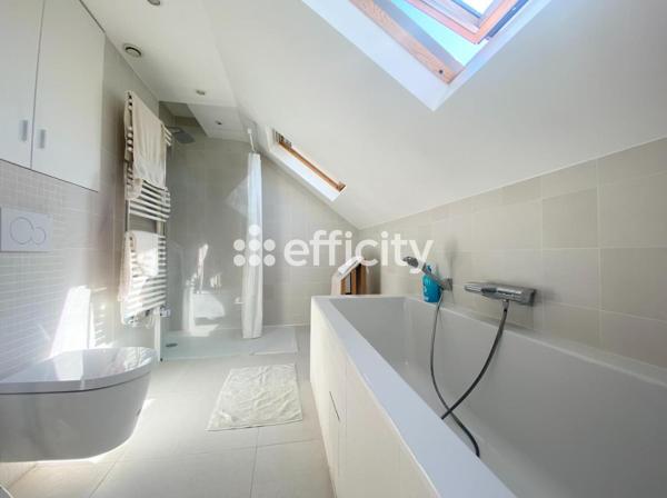 Maison
         6 pièces
        - 122 m² Bien prestige 930 000 € *