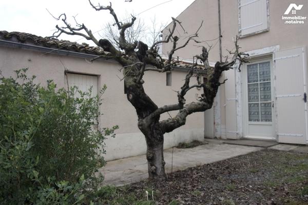 Plain-pied,1 cuisine,1 salon,2 chambres,1 sdb ,1 lingerie,1 garage avec grenier,1 cour et 1 jardin.