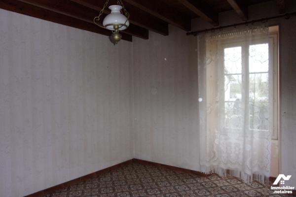 Plain-pied,1 cuisine,1 salon,2 chambres,1 sdb ,1 lingerie,1 garage avec grenier,1 cour et 1 jardin.