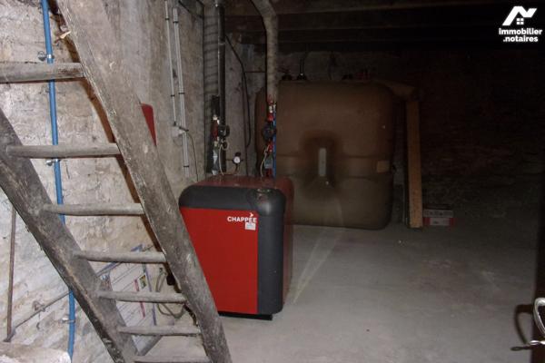 Plain-pied,1 cuisine,1 salon,2 chambres,1 sdb ,1 lingerie,1 garage avec grenier,1 cour et 1 jardin.