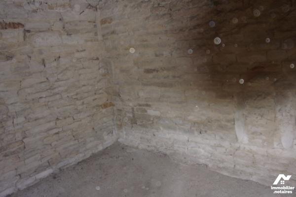 Plain-pied,1 cuisine,1 salon,2 chambres,1 sdb ,1 lingerie,1 garage avec grenier,1 cour et 1 jardin.