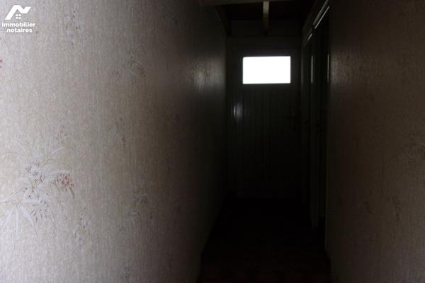 Plain-pied,1 cuisine,1 salon,2 chambres,1 sdb ,1 lingerie,1 garage avec grenier,1 cour et 1 jardin.