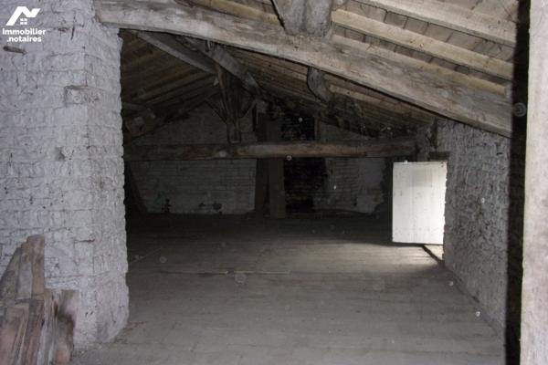 Plain-pied,1 cuisine,1 salon,2 chambres,1 sdb ,1 lingerie,1 garage avec grenier,1 cour et 1 jardin.