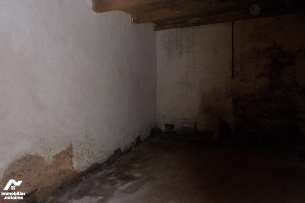 Plain-pied,1 cuisine,1 salon,2 chambres,1 sdb ,1 lingerie,1 garage avec grenier,1 cour et 1 jardin.