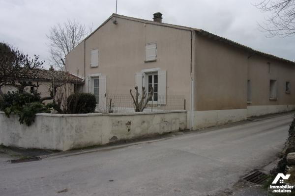 Plain-pied,1 cuisine,1 salon,2 chambres,1 sdb ,1 lingerie,1 garage avec grenier,1 cour et 1 jardin.