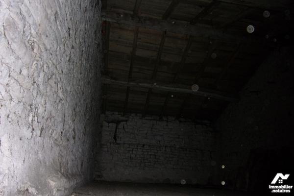 Plain-pied,1 cuisine,1 salon,2 chambres,1 sdb ,1 lingerie,1 garage avec grenier,1 cour et 1 jardin.