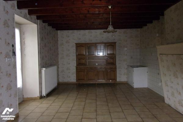 Plain-pied,1 cuisine,1 salon,2 chambres,1 sdb ,1 lingerie,1 garage avec grenier,1 cour et 1 jardin.