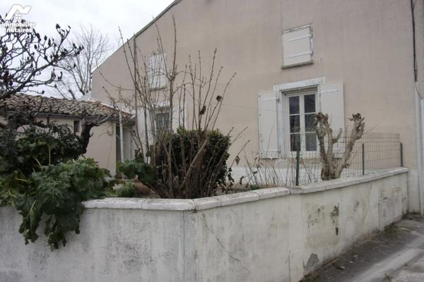 Plain-pied,1 cuisine,1 salon,2 chambres,1 sdb ,1 lingerie,1 garage avec grenier,1 cour et 1 jardin.