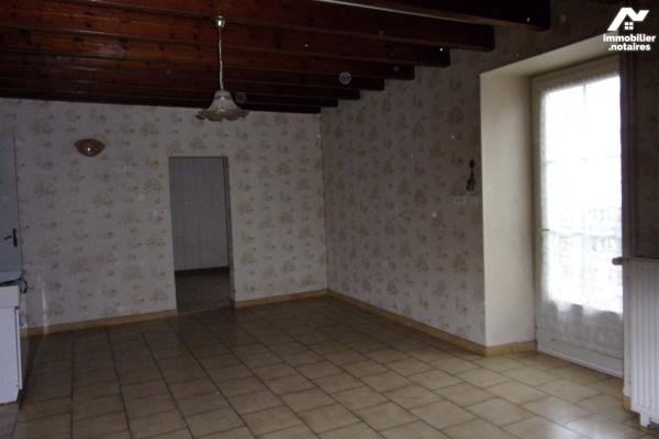 Plain-pied,1 cuisine,1 salon,2 chambres,1 sdb ,1 lingerie,1 garage avec grenier,1 cour et 1 jardin.