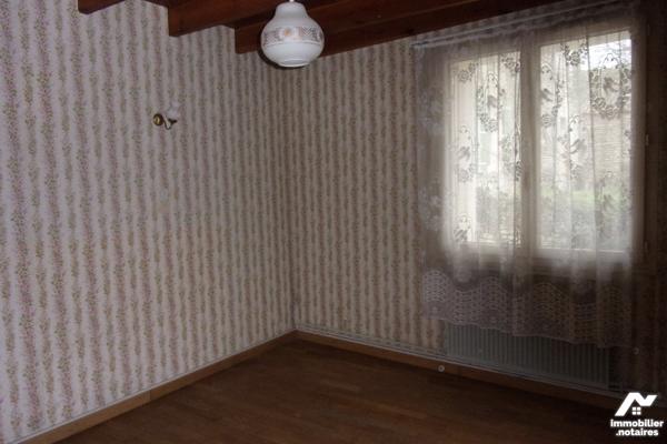 Plain-pied,1 cuisine,1 salon,2 chambres,1 sdb ,1 lingerie,1 garage avec grenier,1 cour et 1 jardin.