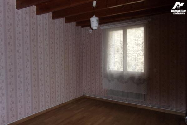 Plain-pied,1 cuisine,1 salon,2 chambres,1 sdb ,1 lingerie,1 garage avec grenier,1 cour et 1 jardin.