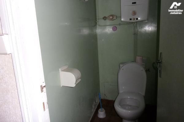 Plain-pied,1 cuisine,1 salon,2 chambres,1 sdb ,1 lingerie,1 garage avec grenier,1 cour et 1 jardin.