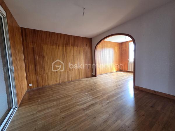 Idéalement situé à proximité de toutes les commodités, ce pavillon très lumineux offre un cadre de vie agréable et fonctionnel.

Il se compose d’une entrée avec placard, d’une cuisine équipée, d’un salon/salle à manger baigné de lumière, de deux chambres, d’une salle d’eau ainsi que d’un WC indépendant.

Le sous-sol total constitue un véritable atout avec un grand garage, une seconde cuisine équipée et un espace atelier.

À l’extérieur, vous profiterez d’un beau jardin entièrement clos de 1 208 m².

✅ Double vitrage
✅ Chauffage par pompe à chaleur
✅ Fosse septique neuve (possibilité tout à l'égout)
✅ Maison lumineuse, proche commerces et services