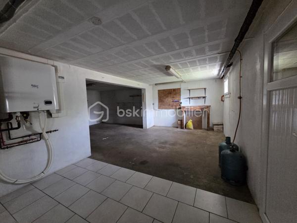 Idéalement situé à proximité de toutes les commodités, ce pavillon très lumineux offre un cadre de vie agréable et fonctionnel.

Il se compose d’une entrée avec placard, d’une cuisine équipée, d’un salon/salle à manger baigné de lumière, de deux chambres, d’une salle d’eau ainsi que d’un WC indépendant.

Le sous-sol total constitue un véritable atout avec un grand garage, une seconde cuisine équipée et un espace atelier.

À l’extérieur, vous profiterez d’un beau jardin entièrement clos de 1 208 m².

✅ Double vitrage
✅ Chauffage par pompe à chaleur
✅ Fosse septique neuve (possibilité tout à l'égout)
✅ Maison lumineuse, proche commerces et services