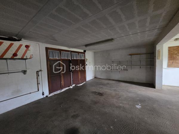 Idéalement situé à proximité de toutes les commodités, ce pavillon très lumineux offre un cadre de vie agréable et fonctionnel.

Il se compose d’une entrée avec placard, d’une cuisine équipée, d’un salon/salle à manger baigné de lumière, de deux chambres, d’une salle d’eau ainsi que d’un WC indépendant.

Le sous-sol total constitue un véritable atout avec un grand garage, une seconde cuisine équipée et un espace atelier.

À l’extérieur, vous profiterez d’un beau jardin entièrement clos de 1 208 m².

✅ Double vitrage
✅ Chauffage par pompe à chaleur
✅ Fosse septique neuve (possibilité tout à l'égout)
✅ Maison lumineuse, proche commerces et services