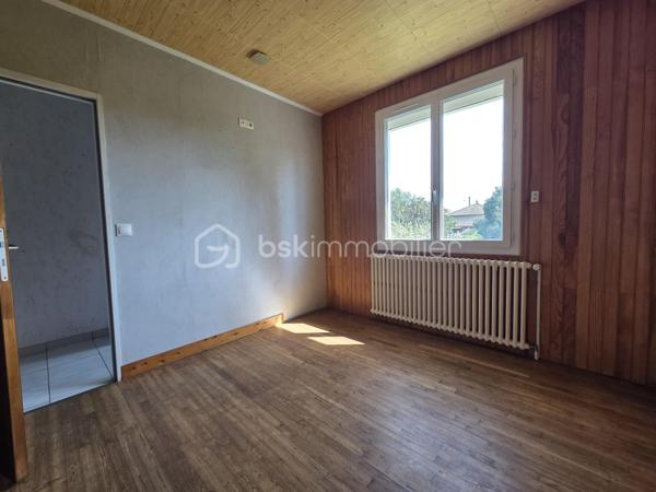 Idéalement situé à proximité de toutes les commodités, ce pavillon très lumineux offre un cadre de vie agréable et fonctionnel.

Il se compose d’une entrée avec placard, d’une cuisine équipée, d’un salon/salle à manger baigné de lumière, de deux chambres, d’une salle d’eau ainsi que d’un WC indépendant.

Le sous-sol total constitue un véritable atout avec un grand garage, une seconde cuisine équipée et un espace atelier.

À l’extérieur, vous profiterez d’un beau jardin entièrement clos de 1 208 m².

✅ Double vitrage
✅ Chauffage par pompe à chaleur
✅ Fosse septique neuve (possibilité tout à l'égout)
✅ Maison lumineuse, proche commerces et services
