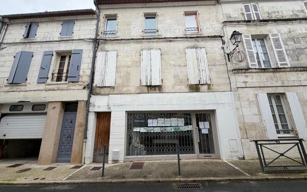 Immeuble à vendre    2 pièces •  Saintes