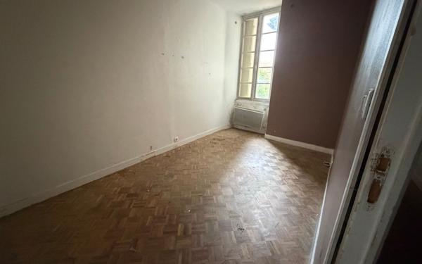 Immeuble à vendre    2 pièces •  Saintes