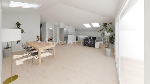 Anna Morra vous propose à Aussonne, au sein d’une bâtisse de caractère en cours de réhabilitation, ce spacieux T4 de plus de 130 m² avec terrasse tropézienne, situé au deuxième et dernier étage, offrant de beaux volumes et un cadre de vie privilégié.

Un intérieur spacieux et lumineux
Il se compose d’une entrée, d’un WC indépendant avec lave-mains ainsi que d’une première chambre d’environ 12 m², ainsi qu’une salle de bains avec douche, baignoire, double vasque et WC.
Vous découvrirez ensuite une magnifique pièce de vie de plus de 47 m² avec cuisine ouverte aménagée, offrant un espace convivial et lumineux avec accès direct à l’extérieur.
L’espace nuit comprend également deux autres chambres.
Vous profiterez d’une terrasse de 12,40 m², véritable atout pour ce bien, idéale pour vos moments de détente.
La surface au sol de l’appartement est de 131,50 m², offrant de très beaux volumes sous pente.
Une partie de la surface (environ 30 m²) se situe sous une hauteur comprise entre 1,60 m et 1,80 m.

Des prestations de qualité :
Le logement sera livré clé en main, avec des prestations modernes :
Isolation complète (murs et toiture)
Menuiseries neuves (PVC ou aluminium)
Électricité conforme NF C 15-100 + fibre
Cuisine équipée (modifiable)
Salle d’eau aménagée (douche, meuble vasque, miroir)
Parquet dans les pièces de vie
Carrelage dans les pièces humides
Velux motorisés selon les lots
Pré-équipement pour climatisation (PAC air-air)


Performance énergétique visée :
DPE B

Possibilité de personnalisation selon vos envies (avec supplément)

Une résidence à taille humaine

Situé au sein d’une copropriété de 12 logements, ce bien bénéficie :
de 2 places de stationnement
d’un environnement sécurisé
d’un cadre de vie agréable et résidentiel

Livraison prévisionnelle : début 2027
Assurance Dommages-Ouvrage
Garanties décennales


Idéal pour une résidence principale ou un investissement de qualité.

Opportunité rare sur le secteur – nombre de lots limité.