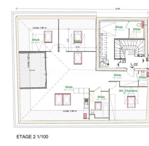 Anna Morra vous propose à Aussonne, au sein d’une bâtisse de caractère en cours de réhabilitation, ce spacieux T4 de plus de 130 m² avec terrasse tropézienne, situé au deuxième et dernier étage, offrant de beaux volumes et un cadre de vie privilégié.

Un intérieur spacieux et lumineux
Il se compose d’une entrée, d’un WC indépendant avec lave-mains ainsi que d’une première chambre d’environ 12 m², ainsi qu’une salle de bains avec douche, baignoire, double vasque et WC.
Vous découvrirez ensuite une magnifique pièce de vie de plus de 47 m² avec cuisine ouverte aménagée, offrant un espace convivial et lumineux avec accès direct à l’extérieur.
L’espace nuit comprend également deux autres chambres.
Vous profiterez d’une terrasse de 12,40 m², véritable atout pour ce bien, idéale pour vos moments de détente.
La surface au sol de l’appartement est de 131,50 m², offrant de très beaux volumes sous pente.
Une partie de la surface (environ 30 m²) se situe sous une hauteur comprise entre 1,60 m et 1,80 m.

Des prestations de qualité :
Le logement sera livré clé en main, avec des prestations modernes :
Isolation complète (murs et toiture)
Menuiseries neuves (PVC ou aluminium)
Électricité conforme NF C 15-100 + fibre
Cuisine équipée (modifiable)
Salle d’eau aménagée (douche, meuble vasque, miroir)
Parquet dans les pièces de vie
Carrelage dans les pièces humides
Velux motorisés selon les lots
Pré-équipement pour climatisation (PAC air-air)


Performance énergétique visée :
DPE B

Possibilité de personnalisation selon vos envies (avec supplément)

Une résidence à taille humaine

Situé au sein d’une copropriété de 12 logements, ce bien bénéficie :
de 2 places de stationnement
d’un environnement sécurisé
d’un cadre de vie agréable et résidentiel

Livraison prévisionnelle : début 2027
Assurance Dommages-Ouvrage
Garanties décennales


Idéal pour une résidence principale ou un investissement de qualité.

Opportunité rare sur le secteur – nombre de lots limité.