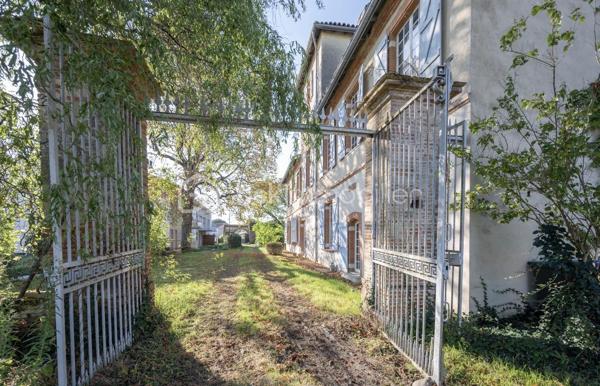 Anna Morra vous propose à Aussonne, au sein d’une bâtisse de caractère en cours de réhabilitation, ce spacieux T4 de plus de 130 m² avec terrasse tropézienne, situé au deuxième et dernier étage, offrant de beaux volumes et un cadre de vie privilégié.

Un intérieur spacieux et lumineux
Il se compose d’une entrée, d’un WC indépendant avec lave-mains ainsi que d’une première chambre d’environ 12 m², ainsi qu’une salle de bains avec douche, baignoire, double vasque et WC.
Vous découvrirez ensuite une magnifique pièce de vie de plus de 47 m² avec cuisine ouverte aménagée, offrant un espace convivial et lumineux avec accès direct à l’extérieur.
L’espace nuit comprend également deux autres chambres.
Vous profiterez d’une terrasse de 12,40 m², véritable atout pour ce bien, idéale pour vos moments de détente.
La surface au sol de l’appartement est de 131,50 m², offrant de très beaux volumes sous pente.
Une partie de la surface (environ 30 m²) se situe sous une hauteur comprise entre 1,60 m et 1,80 m.

Des prestations de qualité :
Le logement sera livré clé en main, avec des prestations modernes :
Isolation complète (murs et toiture)
Menuiseries neuves (PVC ou aluminium)
Électricité conforme NF C 15-100 + fibre
Cuisine équipée (modifiable)
Salle d’eau aménagée (douche, meuble vasque, miroir)
Parquet dans les pièces de vie
Carrelage dans les pièces humides
Velux motorisés selon les lots
Pré-équipement pour climatisation (PAC air-air)


Performance énergétique visée :
DPE B

Possibilité de personnalisation selon vos envies (avec supplément)

Une résidence à taille humaine

Situé au sein d’une copropriété de 12 logements, ce bien bénéficie :
de 2 places de stationnement
d’un environnement sécurisé
d’un cadre de vie agréable et résidentiel

Livraison prévisionnelle : début 2027
Assurance Dommages-Ouvrage
Garanties décennales


Idéal pour une résidence principale ou un investissement de qualité.

Opportunité rare sur le secteur – nombre de lots limité.