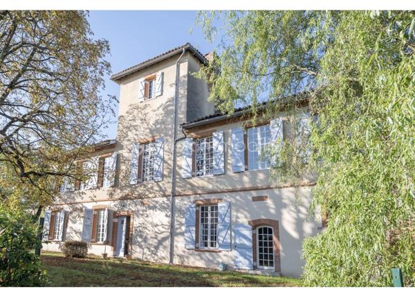 Anna Morra vous propose à Aussonne, au sein d’une bâtisse de caractère en cours de réhabilitation, ce spacieux T4 de plus de 130 m² avec terrasse tropézienne, situé au deuxième et dernier étage, offrant de beaux volumes et un cadre de vie privilégié.

Un intérieur spacieux et lumineux
Il se compose d’une entrée, d’un WC indépendant avec lave-mains ainsi que d’une première chambre d’environ 12 m², ainsi qu’une salle de bains avec douche, baignoire, double vasque et WC.
Vous découvrirez ensuite une magnifique pièce de vie de plus de 47 m² avec cuisine ouverte aménagée, offrant un espace convivial et lumineux avec accès direct à l’extérieur.
L’espace nuit comprend également deux autres chambres.
Vous profiterez d’une terrasse de 12,40 m², véritable atout pour ce bien, idéale pour vos moments de détente.
La surface au sol de l’appartement est de 131,50 m², offrant de très beaux volumes sous pente.
Une partie de la surface (environ 30 m²) se situe sous une hauteur comprise entre 1,60 m et 1,80 m.

Des prestations de qualité :
Le logement sera livré clé en main, avec des prestations modernes :
Isolation complète (murs et toiture)
Menuiseries neuves (PVC ou aluminium)
Électricité conforme NF C 15-100 + fibre
Cuisine équipée (modifiable)
Salle d’eau aménagée (douche, meuble vasque, miroir)
Parquet dans les pièces de vie
Carrelage dans les pièces humides
Velux motorisés selon les lots
Pré-équipement pour climatisation (PAC air-air)


Performance énergétique visée :
DPE B

Possibilité de personnalisation selon vos envies (avec supplément)

Une résidence à taille humaine

Situé au sein d’une copropriété de 12 logements, ce bien bénéficie :
de 2 places de stationnement
d’un environnement sécurisé
d’un cadre de vie agréable et résidentiel

Livraison prévisionnelle : début 2027
Assurance Dommages-Ouvrage
Garanties décennales


Idéal pour une résidence principale ou un investissement de qualité.

Opportunité rare sur le secteur – nombre de lots limité.