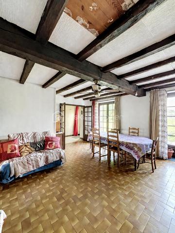 Venez découvrir cette maison de plain-pied d'une surface de 82,13m2 située à Connantre. Au sein de la commune, vous découvrirez des écoles allant de la maternelle au primaire. Pour le collège, il faudra vous rendre à Fère-Champenoise ou à Sézanne, et le lycée le plus proche sera situé à Sézanne. Les transports scolaires desservent la commune. Vous trouverez également des boulangeries, une boucherie, des médecins et autres commerces de proximité. Pour les supermarchés, ils sont situés à Fère-Champenoise ou à Sézanne.

Cette maison de plain-pied vous propose des volumes généreux et se compose comme suit : une entrée desservant un salon/séjour spacieux donnant accès au jardin et à une terrasse, une cuisine indépendante entièrement aménagée, une salle de bain, un WC séparé et 2 chambres généreuses. 

De plus, cette maison vous propose un grenier entièrement aménageable, idéal pour faire parler votre créativité. Le tout sur une parcelle de terrain de 5374 m2 constructible et lotissable.

N'hésitez pas a me contacter pour avoir plus d'information ou effectuer une visite. 

Les honoraires d'agence sont à la charge de l'acquéreur a hauteur de 6000€ ce qui est un avantage pour vous car cela réduira les frais de notaire.