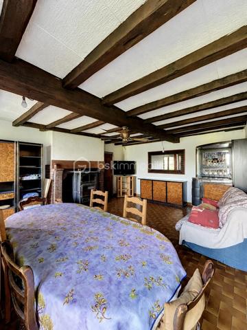 Venez découvrir cette maison de plain-pied d'une surface de 82,13m2 située à Connantre. Au sein de la commune, vous découvrirez des écoles allant de la maternelle au primaire. Pour le collège, il faudra vous rendre à Fère-Champenoise ou à Sézanne, et le lycée le plus proche sera situé à Sézanne. Les transports scolaires desservent la commune. Vous trouverez également des boulangeries, une boucherie, des médecins et autres commerces de proximité. Pour les supermarchés, ils sont situés à Fère-Champenoise ou à Sézanne.

Cette maison de plain-pied vous propose des volumes généreux et se compose comme suit : une entrée desservant un salon/séjour spacieux donnant accès au jardin et à une terrasse, une cuisine indépendante entièrement aménagée, une salle de bain, un WC séparé et 2 chambres généreuses. 

De plus, cette maison vous propose un grenier entièrement aménageable, idéal pour faire parler votre créativité. Le tout sur une parcelle de terrain de 5374 m2 constructible et lotissable.

N'hésitez pas a me contacter pour avoir plus d'information ou effectuer une visite. 

Les honoraires d'agence sont à la charge de l'acquéreur a hauteur de 6000€ ce qui est un avantage pour vous car cela réduira les frais de notaire.